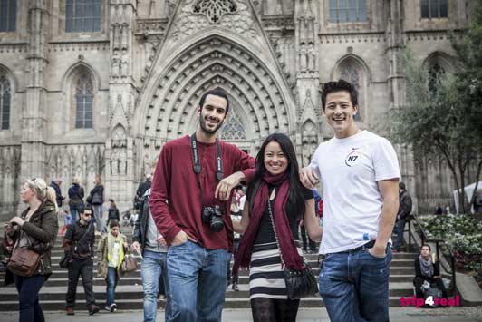 Travellers Kate, Andrew, and Austen on their photography tour of Barcelona's Gothic Quarter.