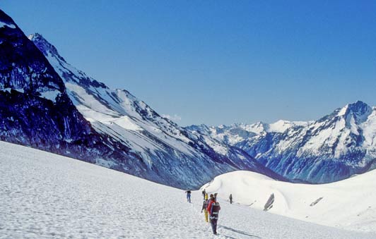 Bucket-List-Travel-68-9-N-Helicopters-carry-hikers-to-huge-mountain-vistas