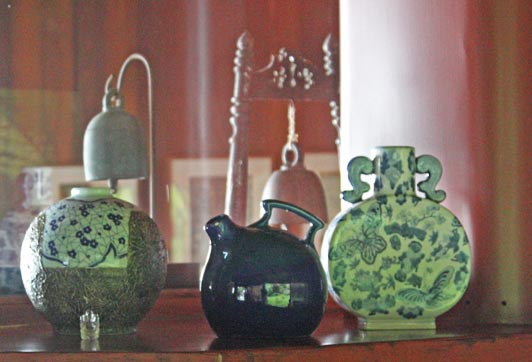 Asian ceramics on display at this charming coffee country B&B on the Big Island.