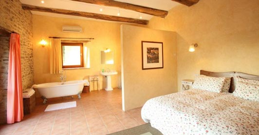 Villa San Lorenzo, Suite 3 with clawfoot bathtub.