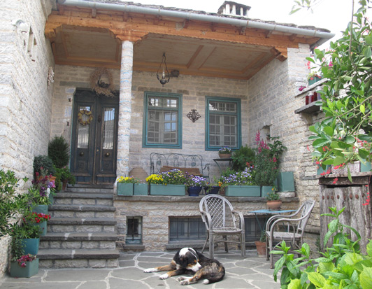 Thoukididis Guest House provides comfortable rooms and warm hospitality.