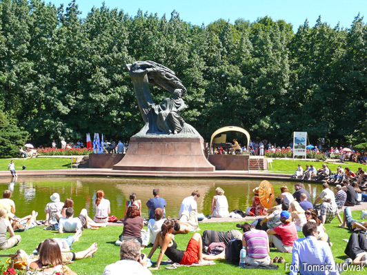 Things to do in Warsaw include summer concerts around the Fryderyk Chopin Monument.